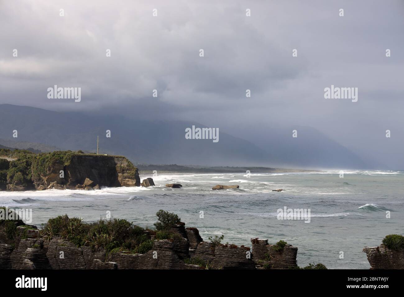 Punakaiki. Natura selvaggia, mare modato e formazione geologica nelle famose rocce di Pancake, Parco Nazionale di Paparoa, Costa Occidentale, Isola del Sud, Nuova Zelanda. Nessuna gente. Foto Stock
