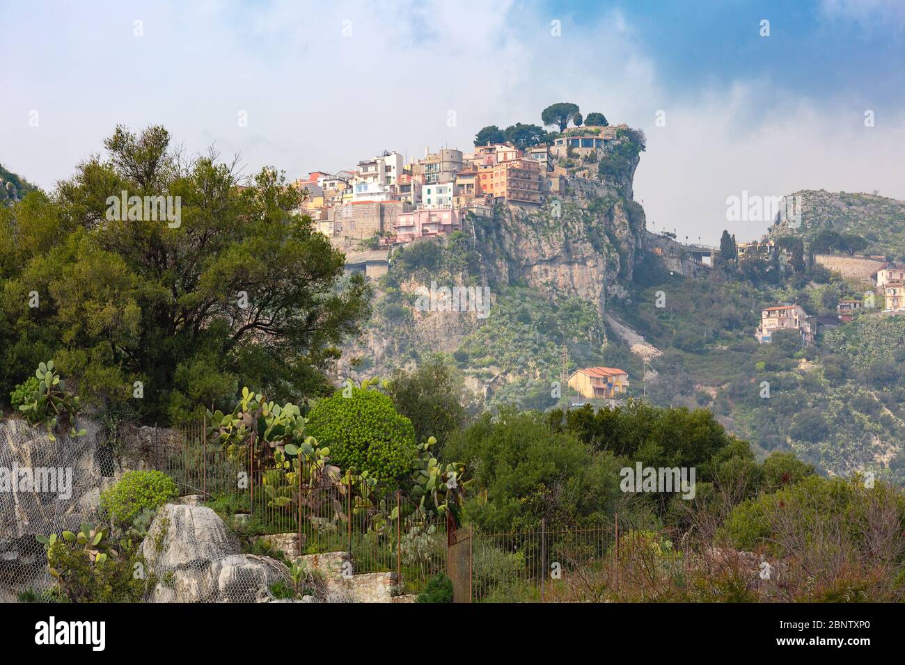Villaggio di montagna Castelmola nella regione italiana Sicilia in una giornata di sole come visto da Taormina, Italia Foto Stock