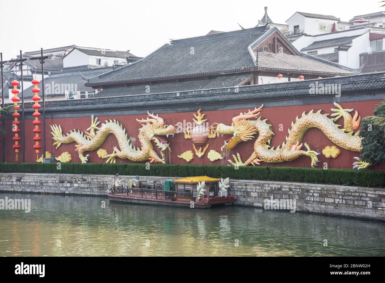 Vista dal ponte Wende, edifici tradizionali cinesi vicino all'area panoramica del tempio di Confucio sul fiume Qinhuai, Nanjing, Cina Foto Stock