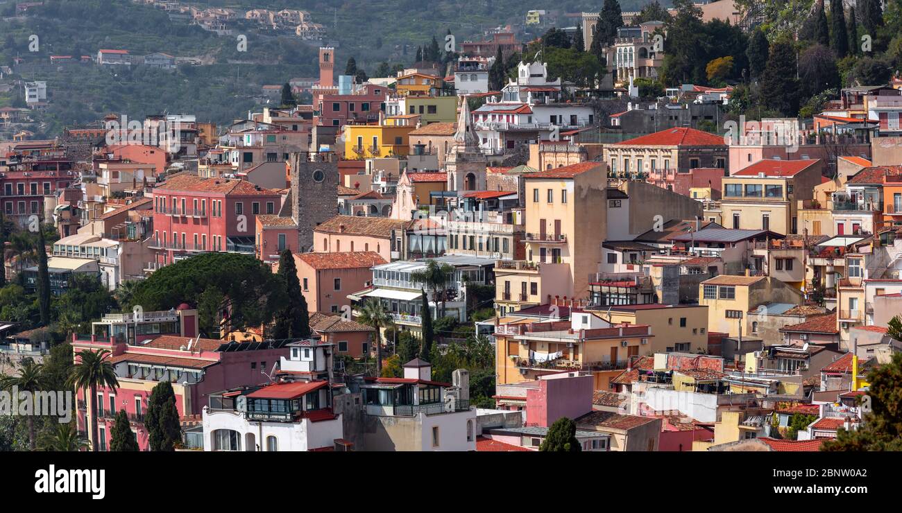 Vista panoramica della città vecchia di Taormina in giornata di sole dal teatro greco antico, Sicilia, Italia Foto Stock