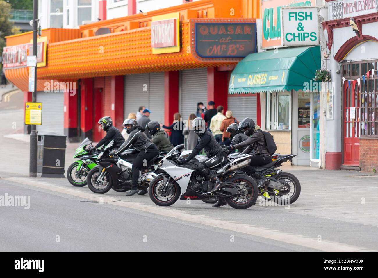 Southend on Sea, Essex, Regno Unito. 16 maggio 2020. Con la riduzione dei limiti del blocco del Regno Unito per la pandemia di Coronavirus COVID-19 molte persone si sono recate alla popolare cittadina balneare. Le strade sono affollate di auto e moto, con alcuni riuniti per un giro fuori. Alcuni punti ristoro sono aperti e offrono pesce e patatine Foto Stock