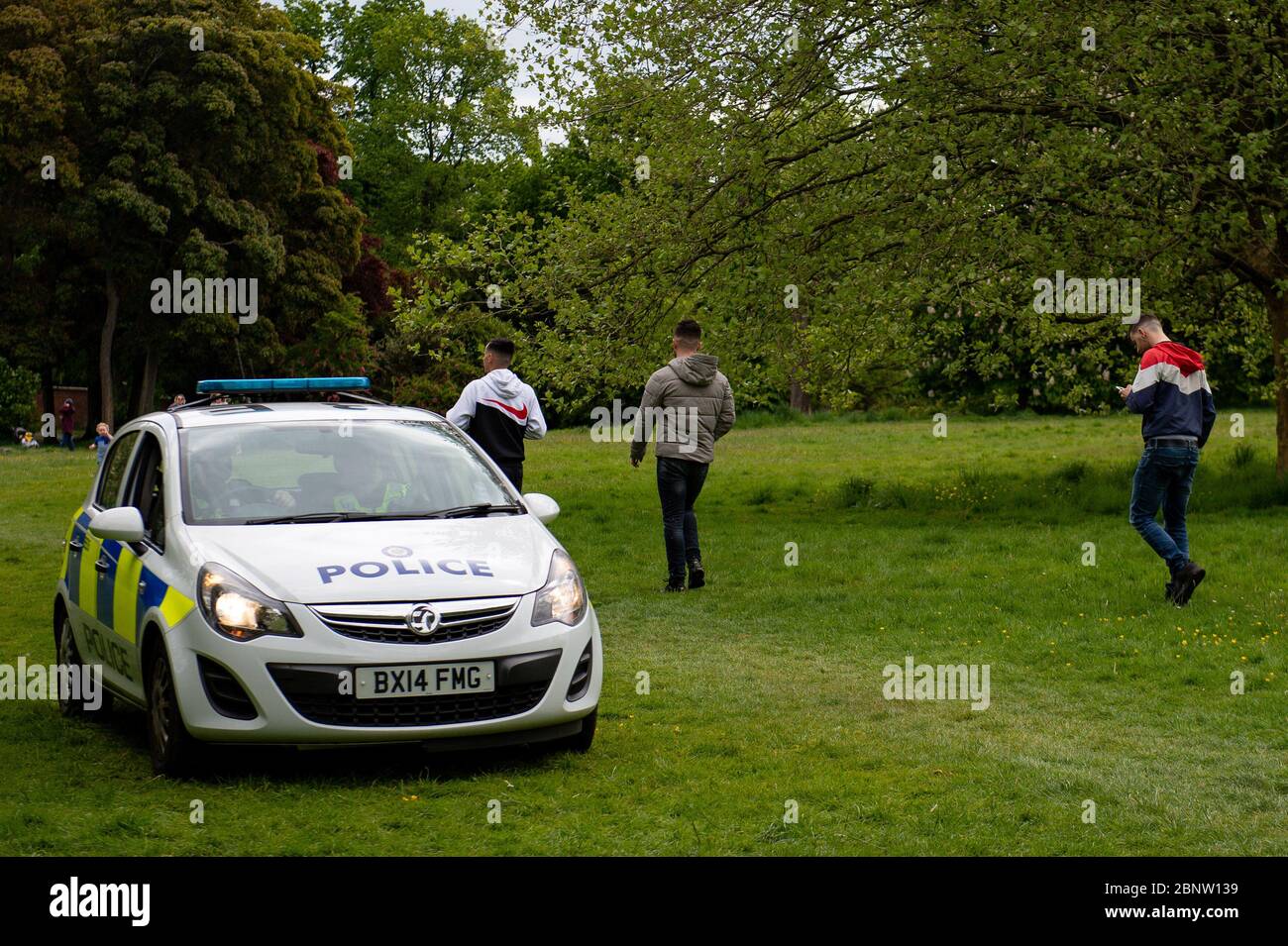 Un veicolo di polizia monitora Highbury Park a Birmingham, dopo l'introduzione di misure per portare il paese fuori dalla chiusura. Foto Stock
