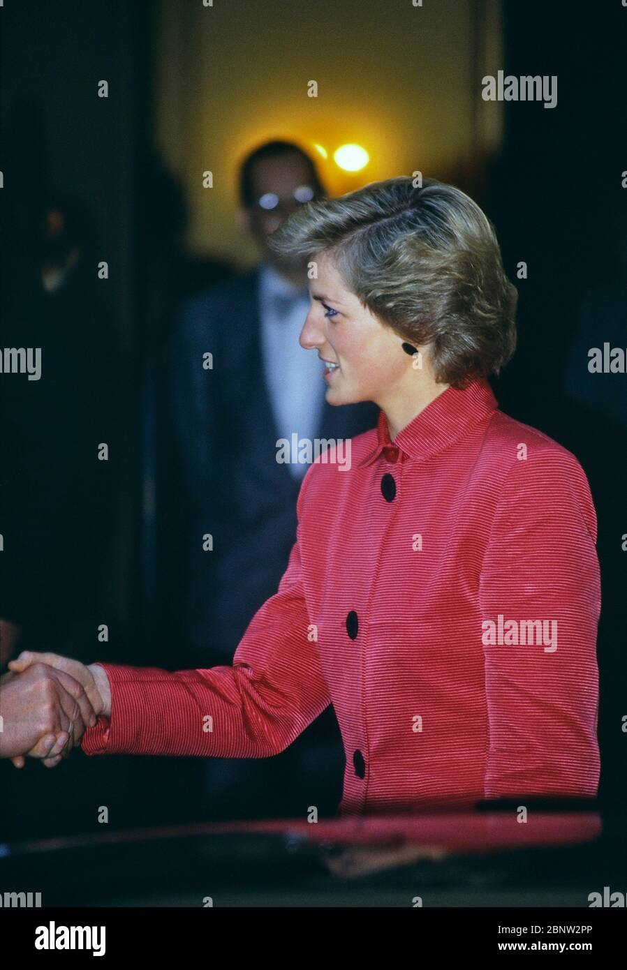 Diana Princess of Wales con giacca in corduroy rosa rossa, Inghilterra, Regno Unito. 1989 Foto Stock
