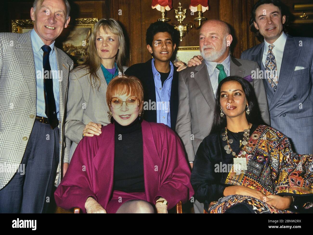 (L-R) (fila posteriore) Geoffrey Bayldon, Twiggy, Navin Chowdhry, John Schlesinger, Leigh Lawson. (L-R) (prima fila) Shirley MacLaine, Shabana Azmi partecipa a un film promozionale 'Madame Sousatzka' , diretto da John Schlesinger, nel 1988. A Londra, Inghilterra Foto Stock