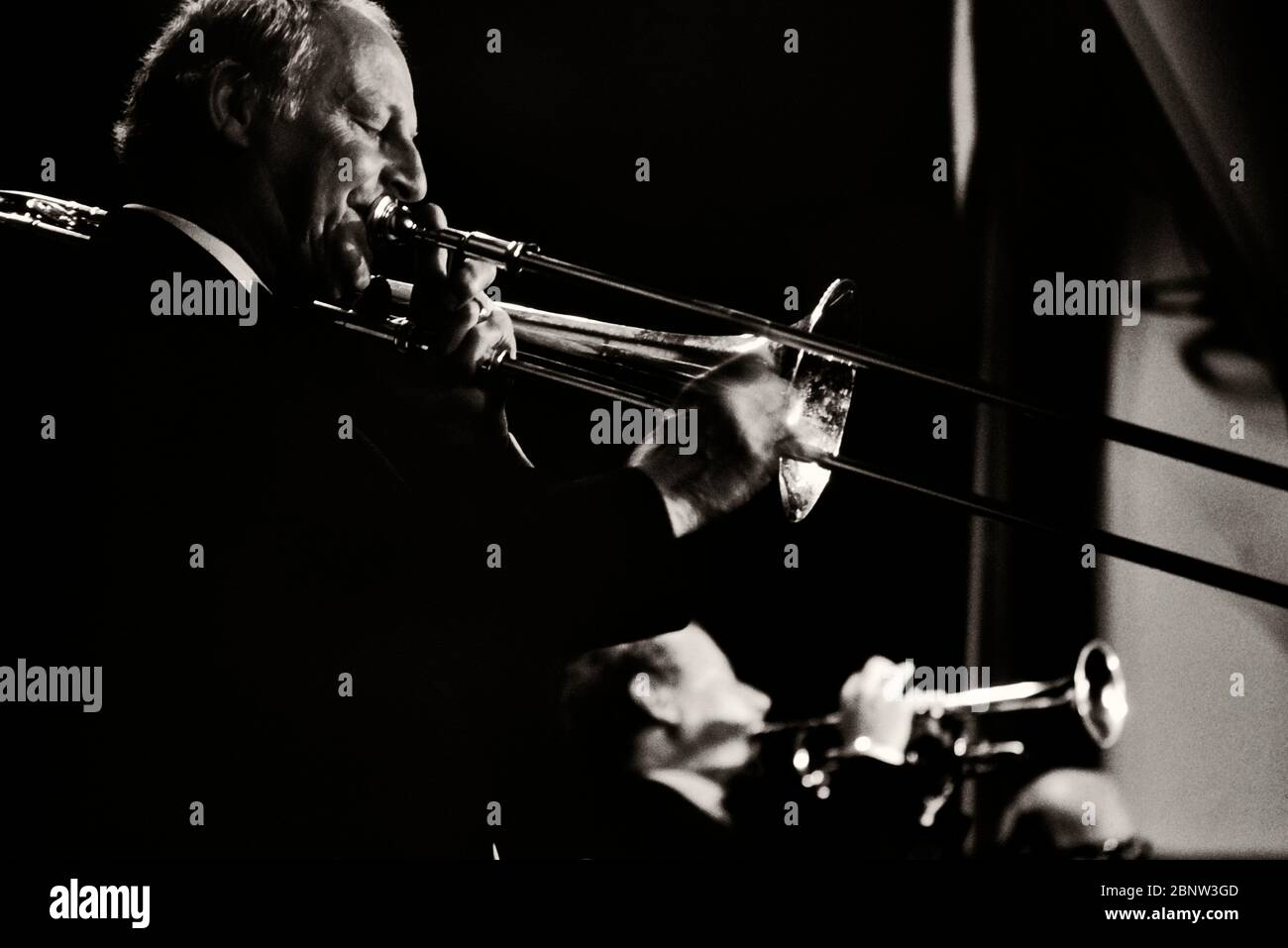 Il trombonista jazz Roy Williams sul palco con il trombettista jazz Digby Fairweather, Battle Memorial Hall, East Sussex, Inghilterra, Regno Unito. anni '90 Foto Stock