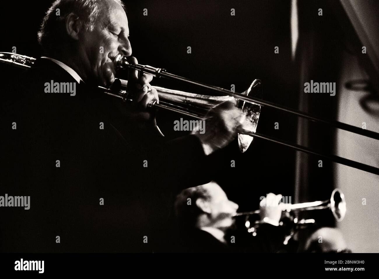 Il trombonista jazz Roy Williams sul palco con il trombettista jazz Digby Fairweather, Battle Memorial Hall, East Sussex, Inghilterra, Regno Unito. anni '90 Foto Stock