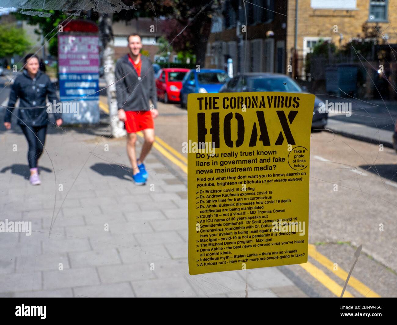 Il Coronavirus Hoax: Poster della fermata dell'autobus a nord di Londra. Foto Stock