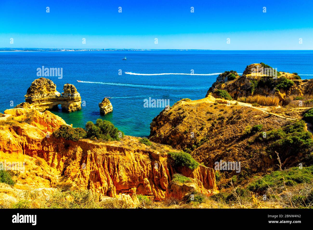 Belle scogliere sabbiose lungo la costa oceanica di Algarve vicino alla città di Lagos, Portogallo Foto Stock