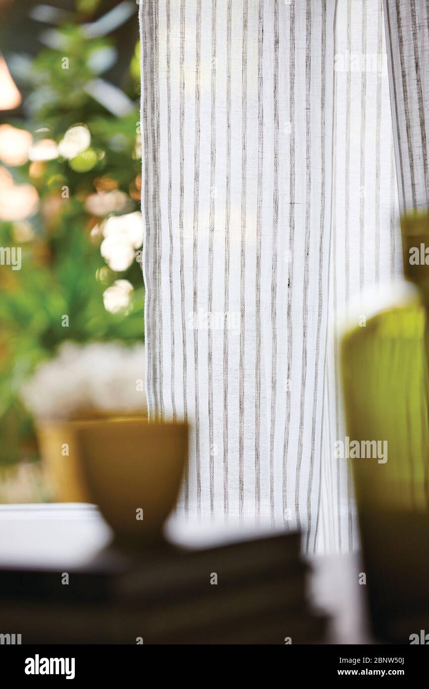 Immagine di una tenda bianca a strisce sulla porta del balcone nel soggiorno Foto Stock