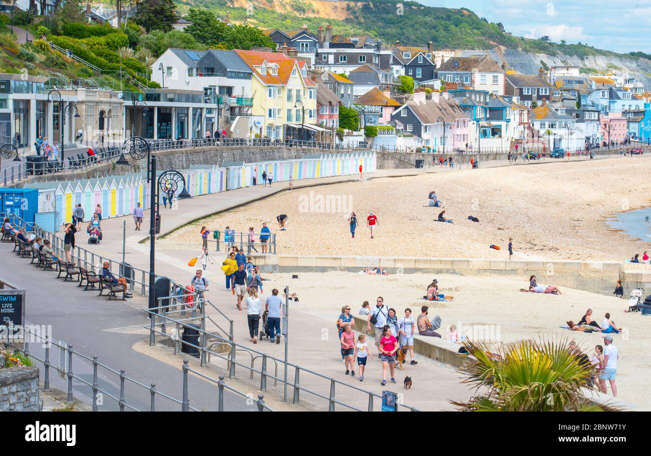 Lyme Regis, Dorset, Regno Unito. 16 maggio 2020. Tempo nel Regno Unito: La gente gode di un caldo sole il primo sabato dopo l'allentamento delle restrizioni del coronavirus del Govento. Credit: Celia McMahon/Alamy Live News Foto Stock