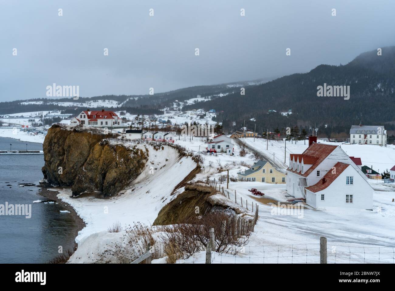 La città innevata di Percé, Quebec, in inverno. Percé si trova sulla punta della penisola di Gaspé, nella parte orientale del Québec, Canda. Foto Stock
