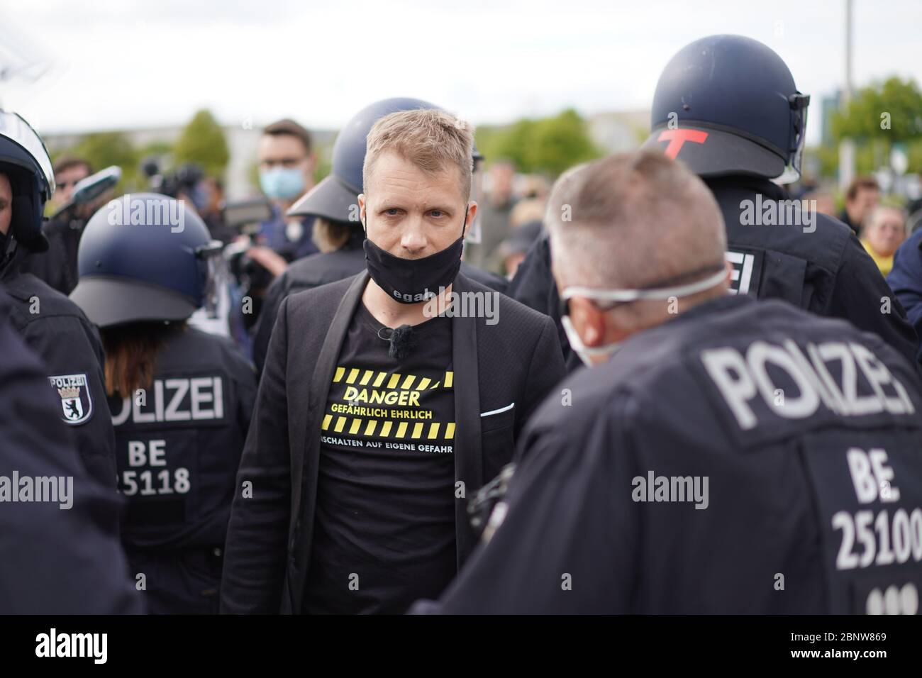 Berlino, Germania. 16 maggio 2020. Il comico Oliver pocher (M) in conversazione con un poliziotto di fronte al Reichstag. Diverse centinaia di persone si erano riunite di fronte all'edificio del Reichstag per partecipare ad un rally del noto cuoco Hildmann. Credit: Jörg Carstensen/dpa/Alamy Live News Foto Stock