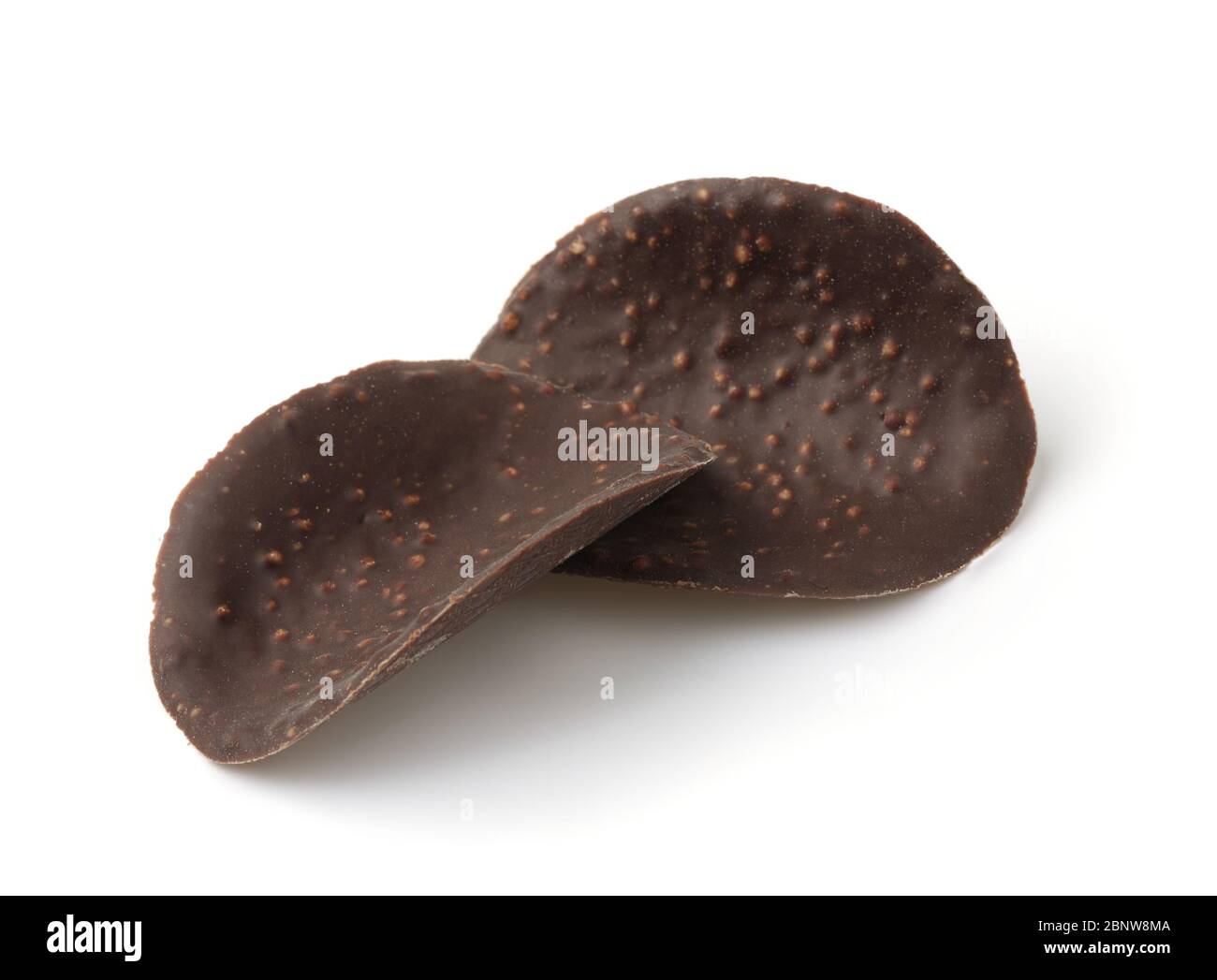 Chip color cioccolato scuro a onde di cioccolato Crisy isolati su bianco Foto Stock