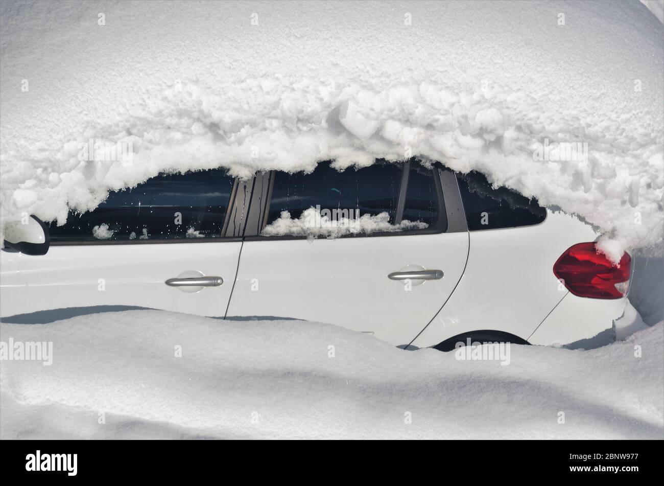auto innevata Foto Stock
