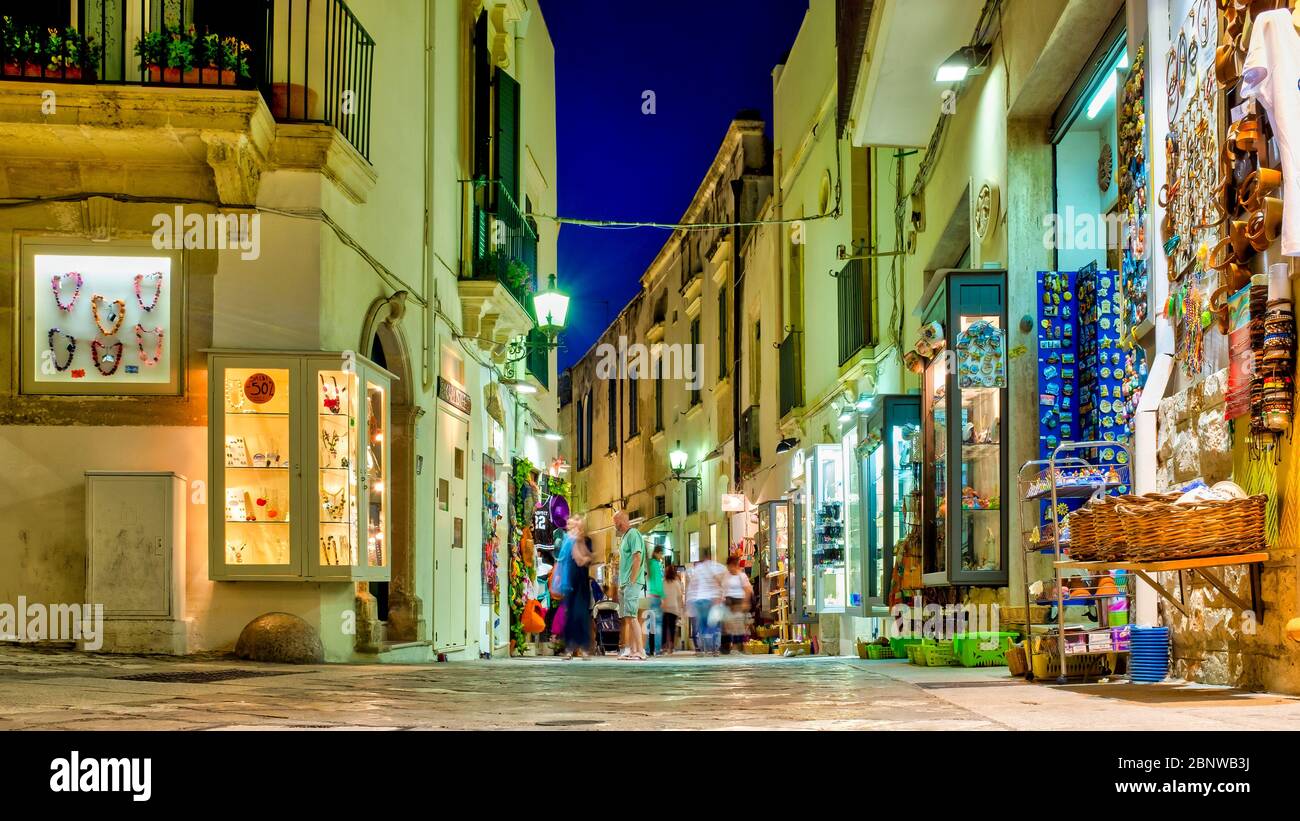 Via dello shopping nel centro storico di Otranto, Italia Foto Stock