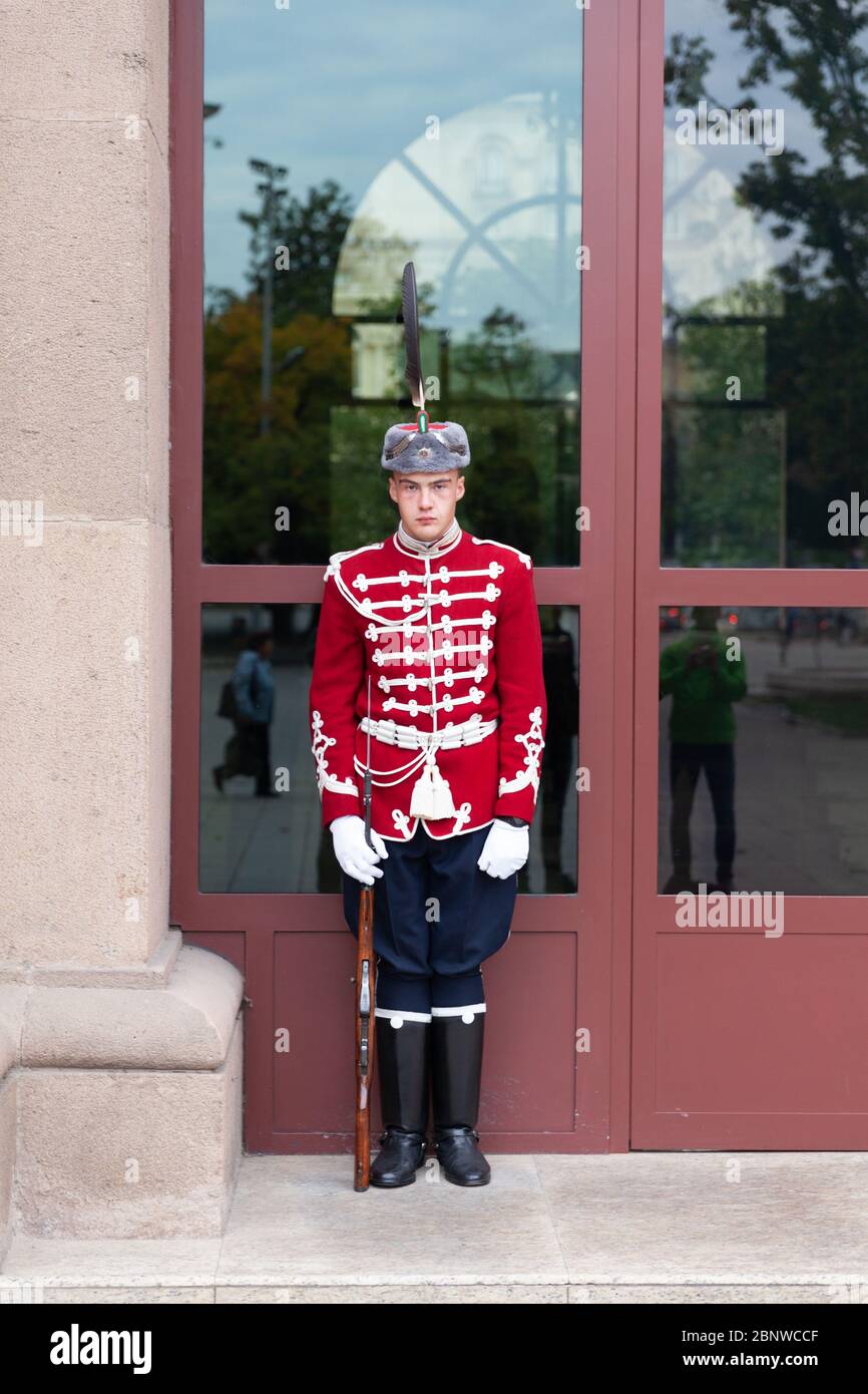 Sofia, Bulgaria - 6 ottobre 2017: Unità nazionale di protezione della Bulgaria in uniforme invernale presso l'ufficio presidenziale Foto Stock