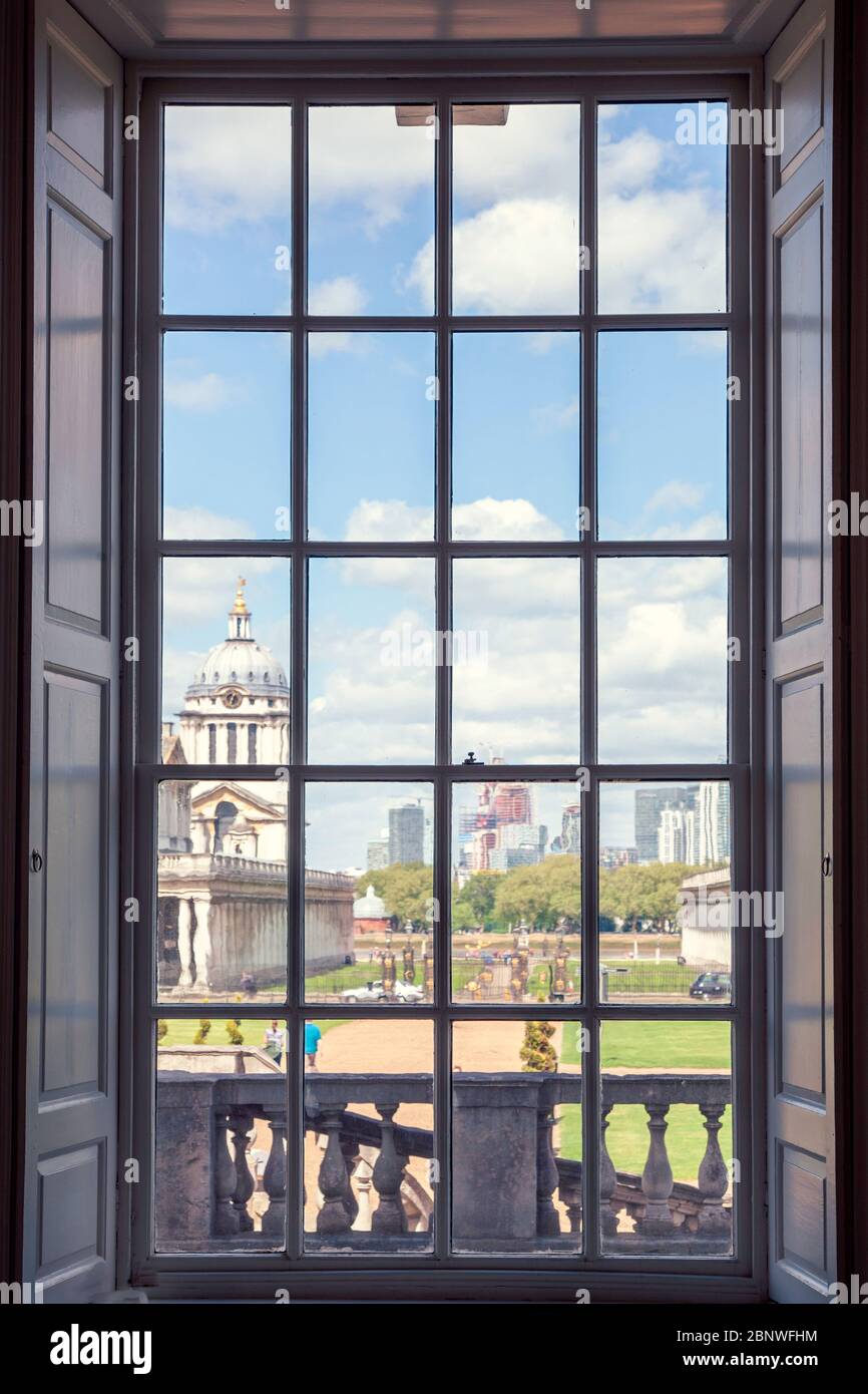 Una vista di Greenwich attraverso una finestra della Queen's House, Londra, Regno Unito. Foto Stock