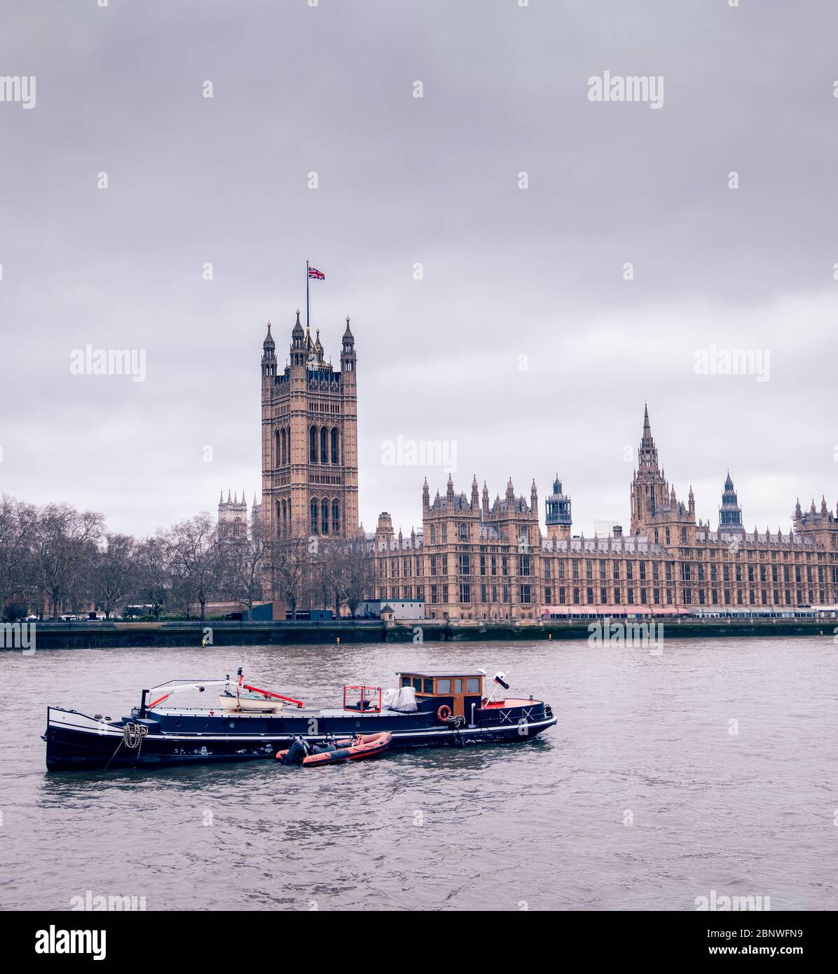 Una vista sul fiume tamigi del Parlamento, Londra, Regno Unito. Foto Stock