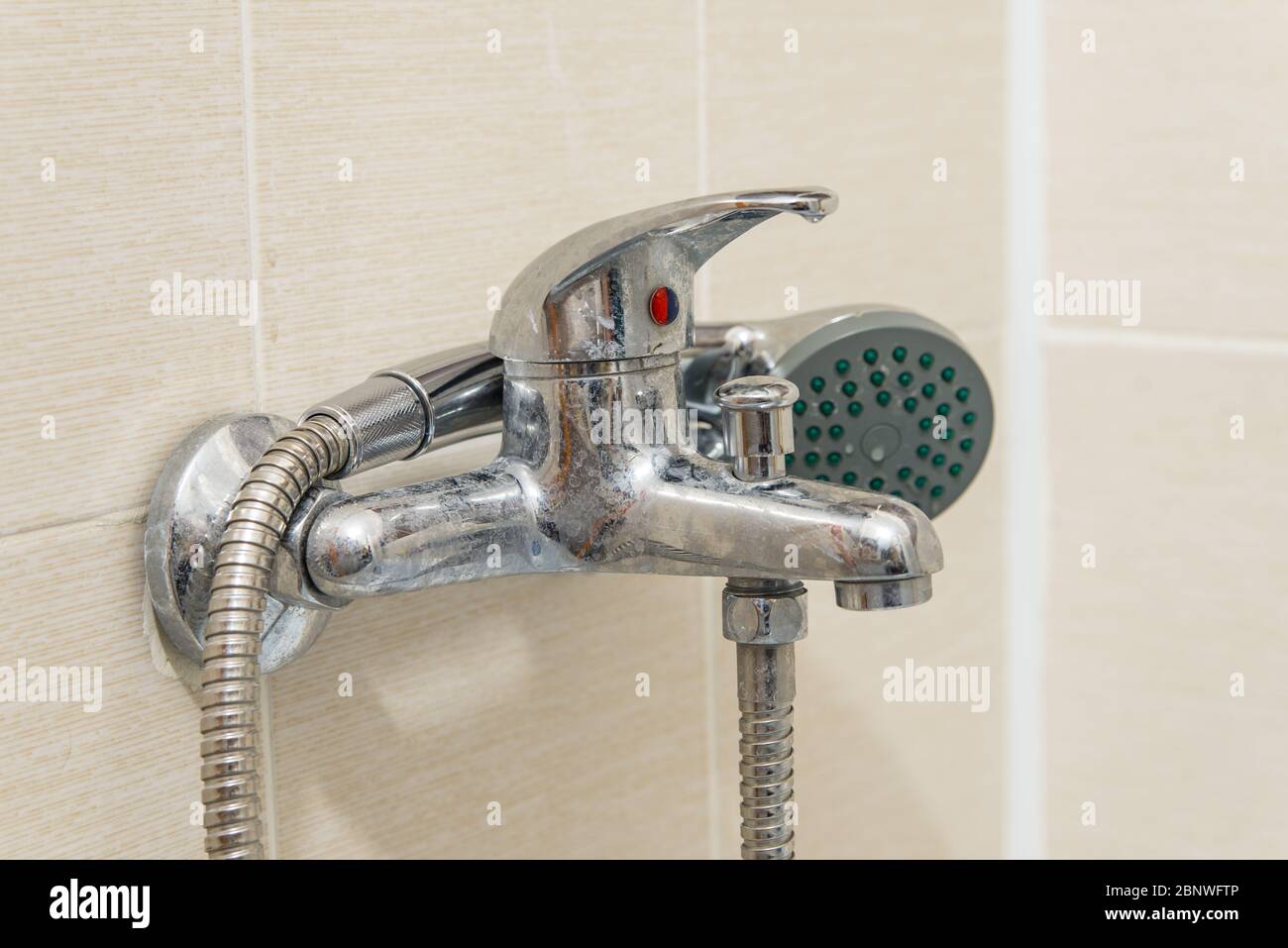 Rubinetto del miscelatore della doccia calcificato sporco, rubinetto con  calcare su di esso, primo piano Foto stock - Alamy