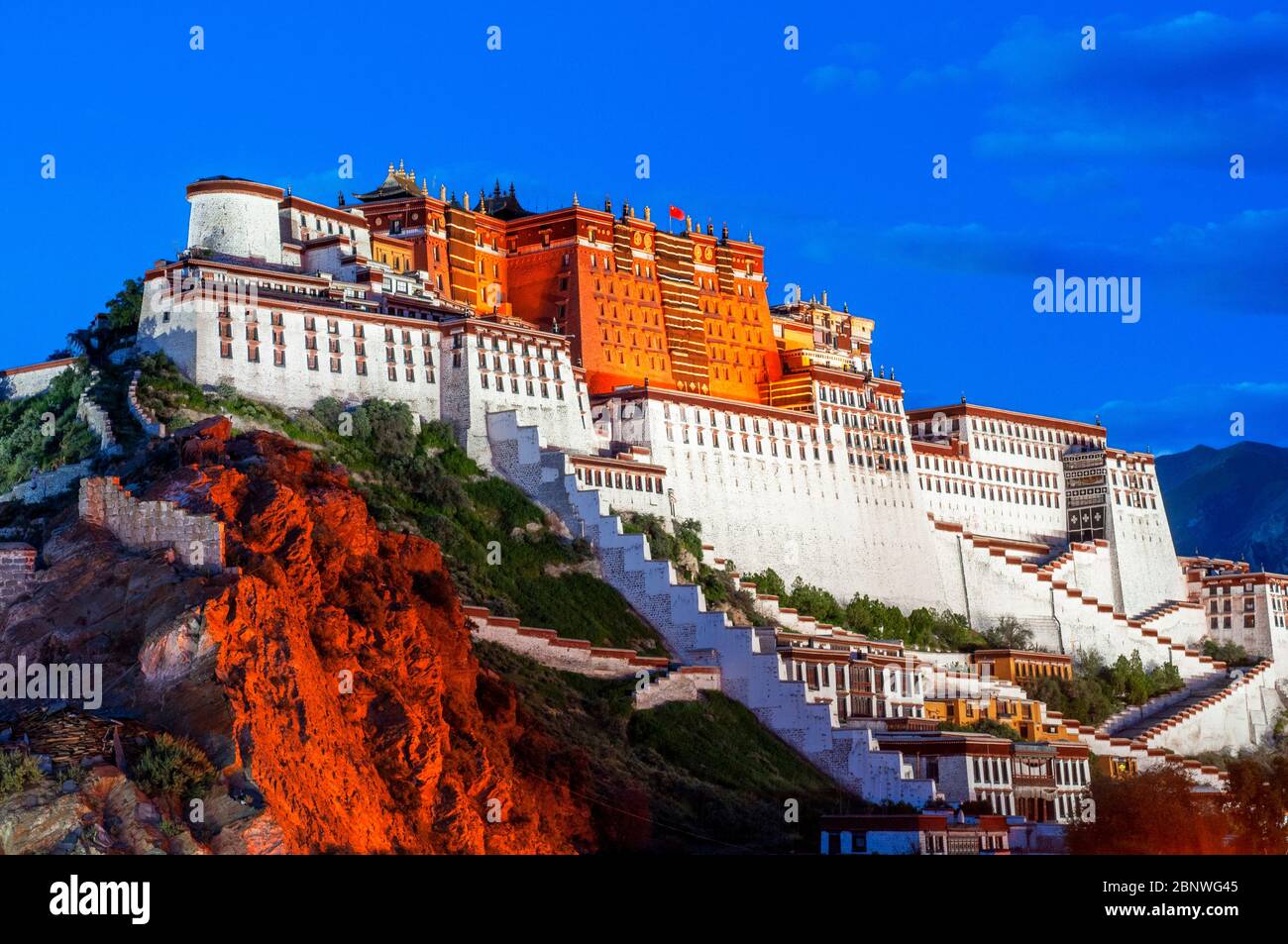 Potala, ex residenza Dalai lama a Lhasa in Tibet. Il Potala Palace è una  fortezza di dzong nella città di Lhasa, in Tibet. Era l'inverno Foto stock  - Alamy