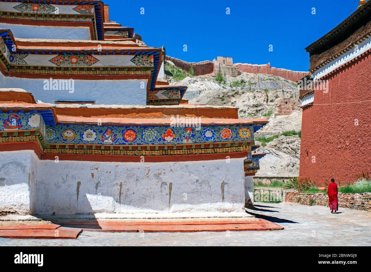 Monaco all'interno del monastero di Paelkhor Pelkhor Chode, Gyantse, Gyangze, Tibet, Cina. Il monastero di Pelkor Chode si trova a nord-est di Gyantse, al 3900 Foto Stock