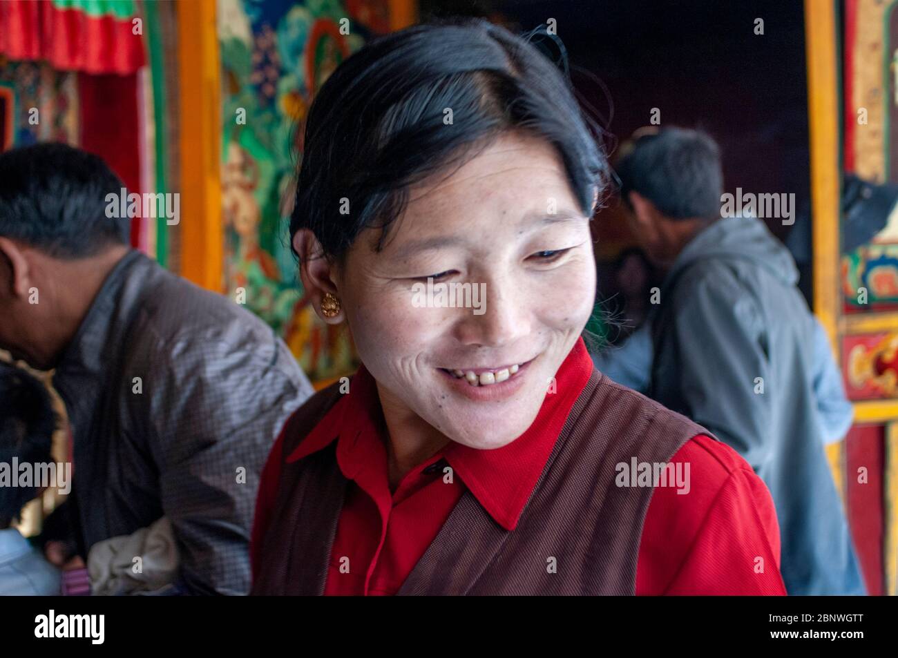 Monastero di Tsepak Lhakhang. Lhasa Tibet Cina. All'esterno del Tempio Ramoche. Le donne fanno una processione intorno al tempio per chiedere al dio della longevità che Foto Stock