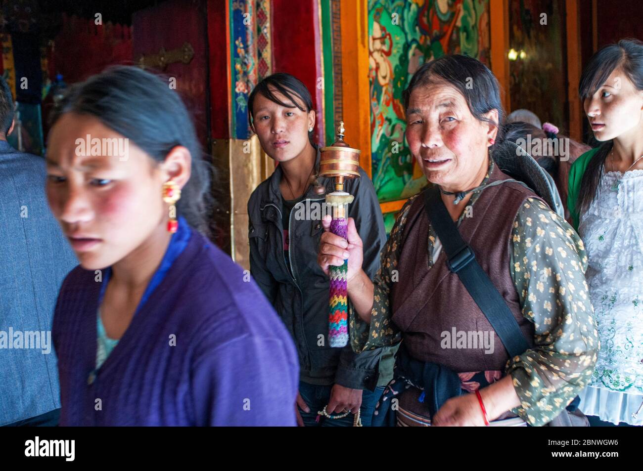 Monastero di Tsepak Lhakhang. Lhasa Tibet Cina. All'esterno del Tempio Ramoche. Le donne fanno una processione intorno al tempio per chiedere al dio della longevità che Foto Stock