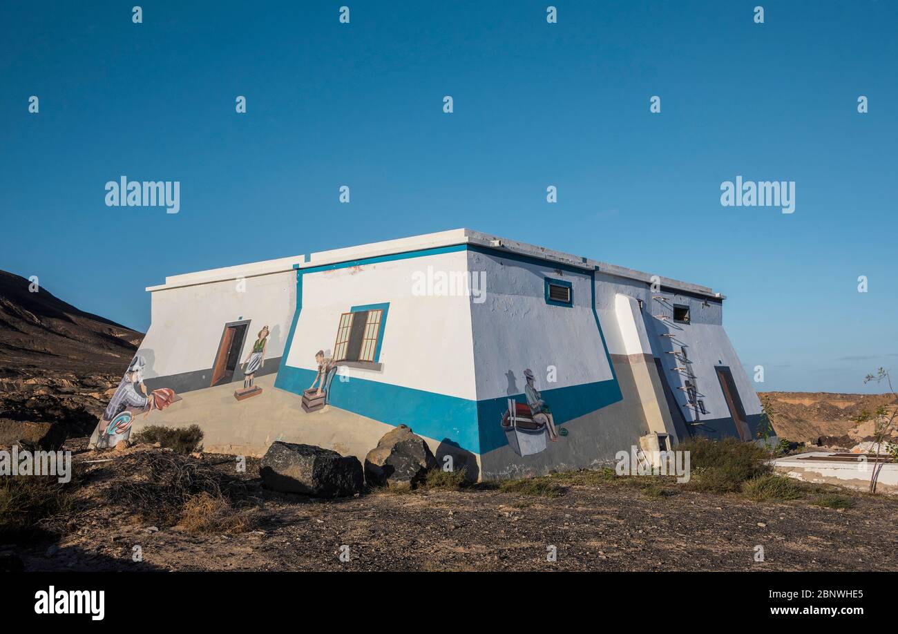 Edificio derelict a nord di Fuerteventura con graffit / murale / opere d'arte. Foto Stock