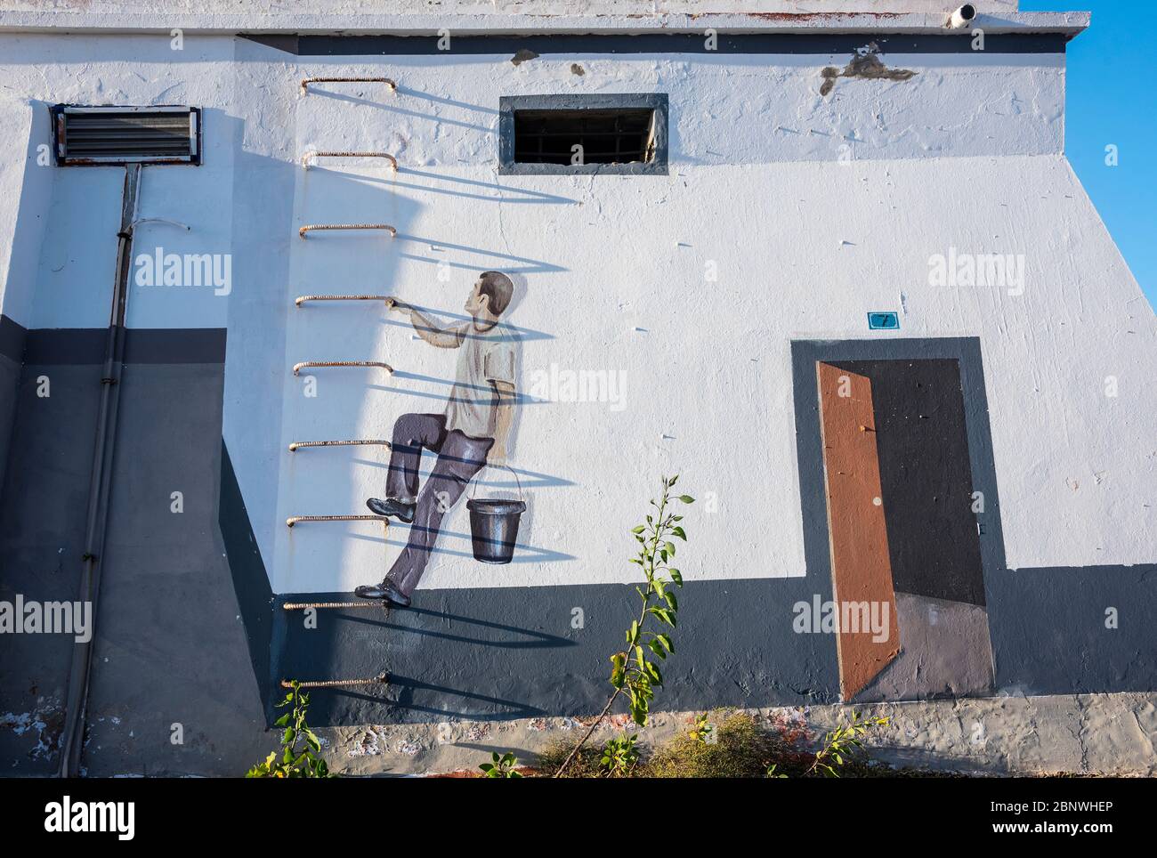 Edificio derelict a nord di Fuerteventura con graffit / murale / opere d'arte. Foto Stock