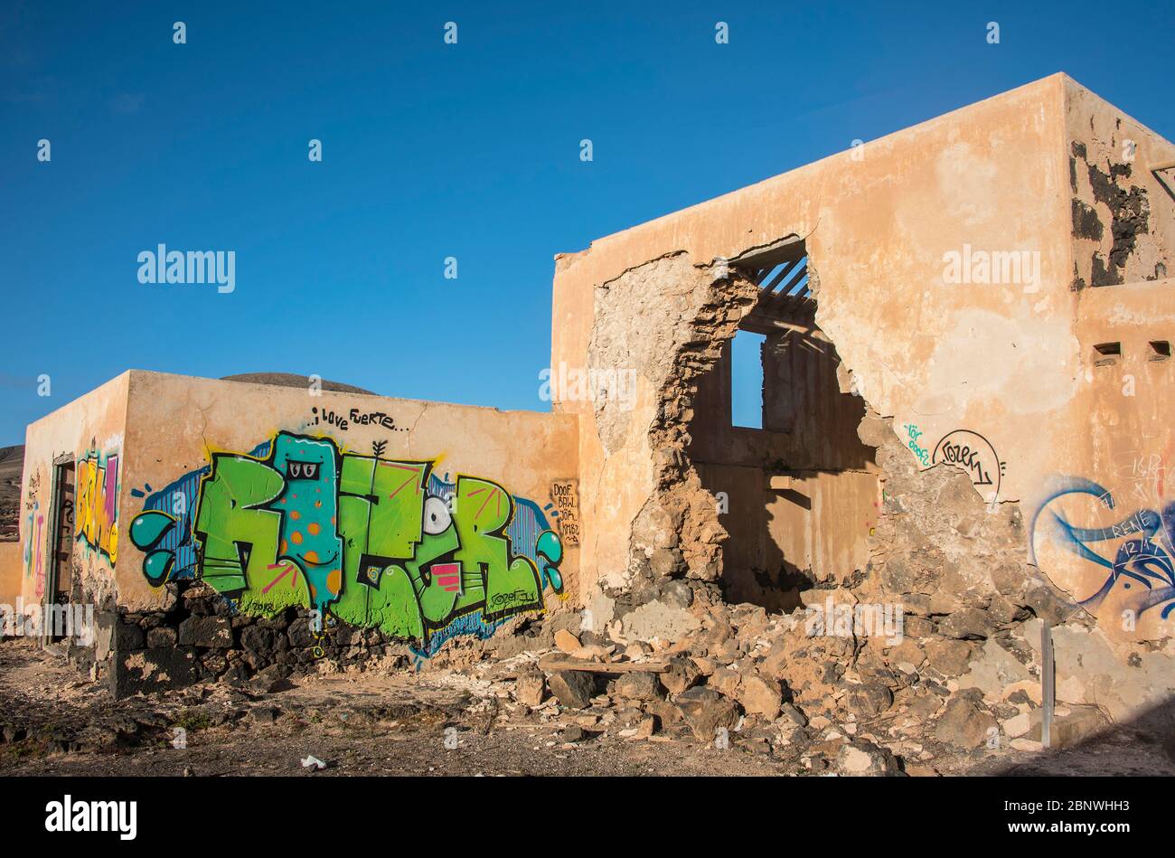 Edificio derelict a nord di Fuerteventura con graffit / murale / opere d'arte. Foto Stock