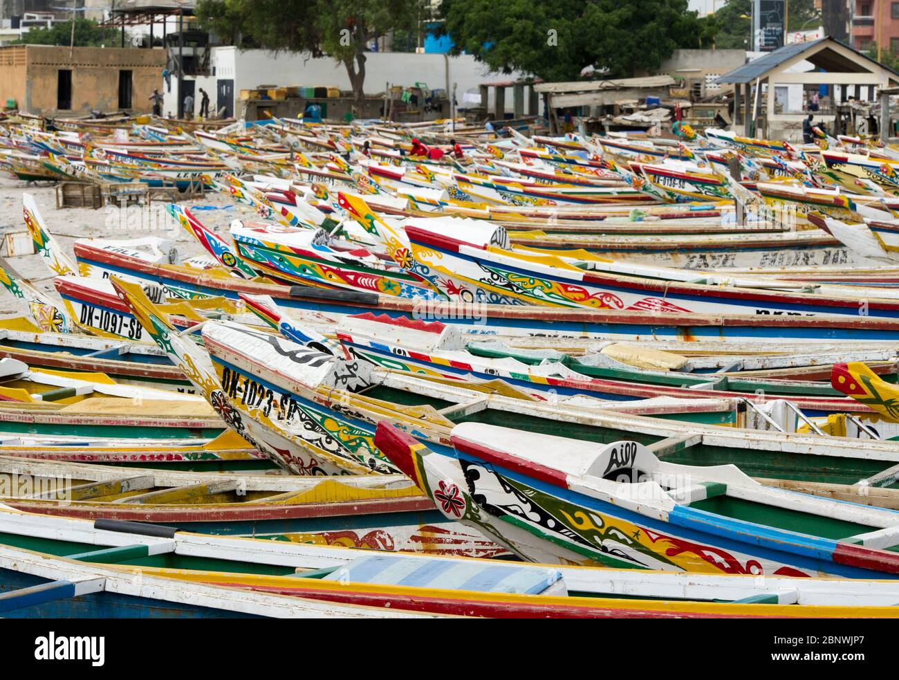 Ttradizionali pirogue barche da pesca sulla spiaggia di Soumbediouna, Dakar, Senegal, Africa occidentale. Foto Stock