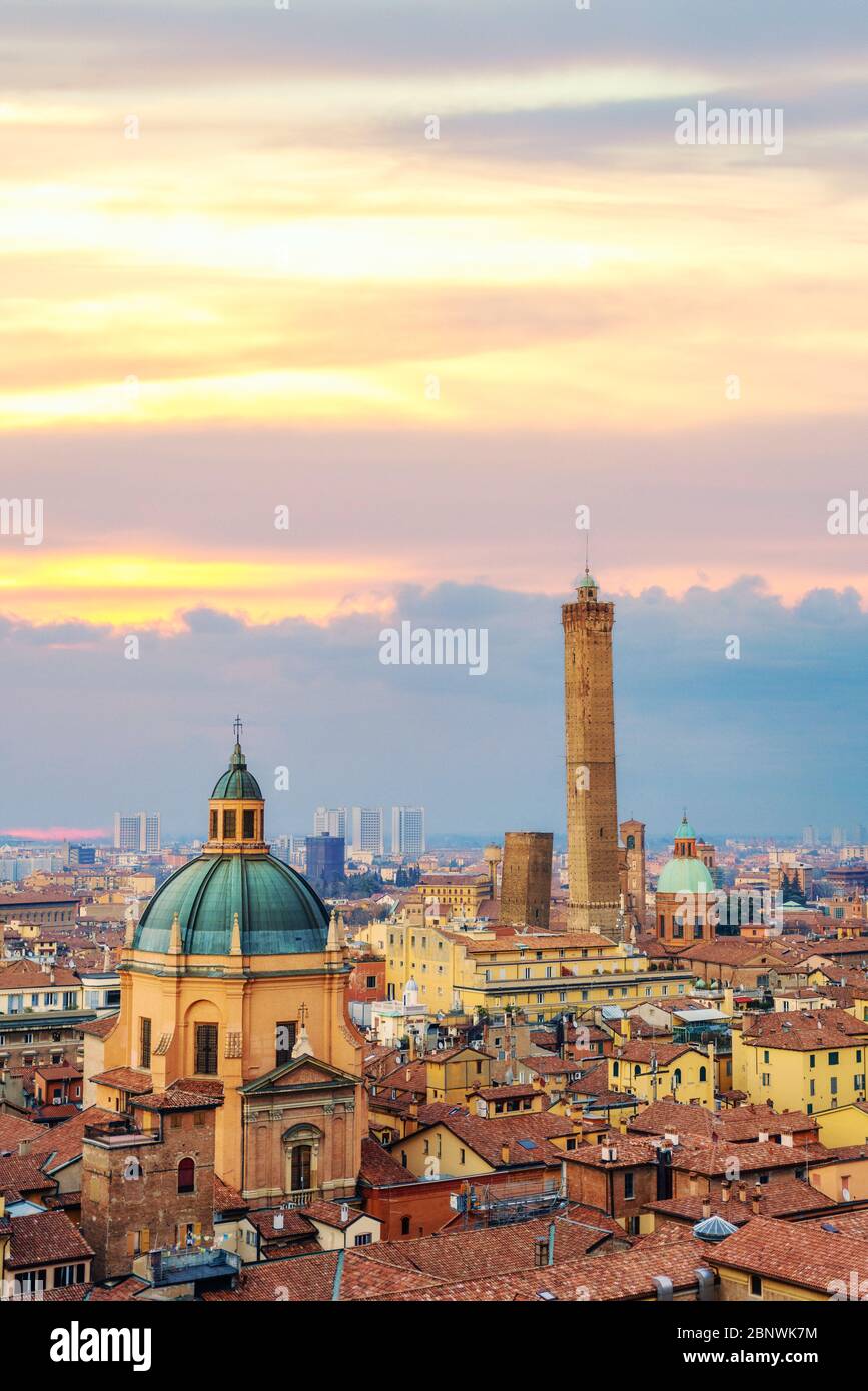 Bologna, paesaggio urbano al tramonto con copyspace. Emilia Romagna, Italia Foto Stock