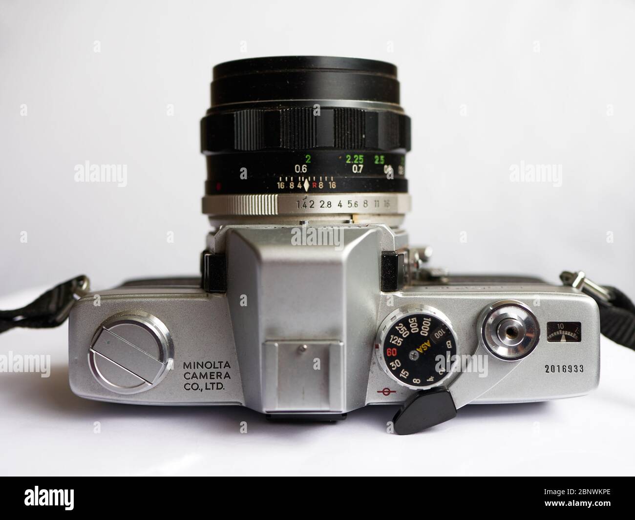 Minolta SR-T 101 con MC Rokkor-PF 1:1.4 f=58mm telecamera analogica da 35 mm vintage, lanciata nel 1966. Vista dall'alto. Foto Stock