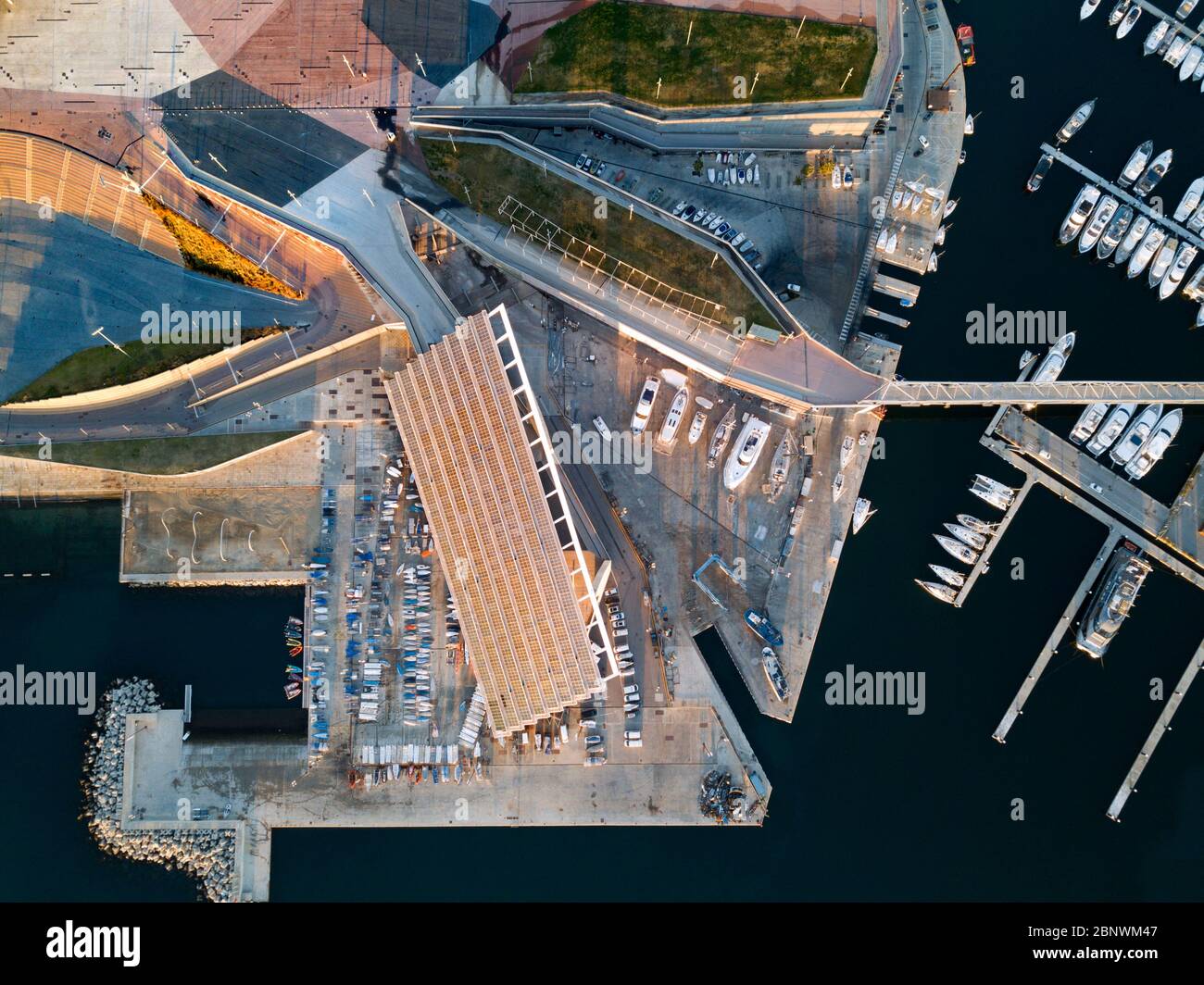 Pergola fotovoltaica, Diagonal Mar, Lungomare, vista aerea Barcellona Catalogna Spagna. Il progetto complessivo è stato realizzato da Jose Antonio Martinez Lapena Foto Stock