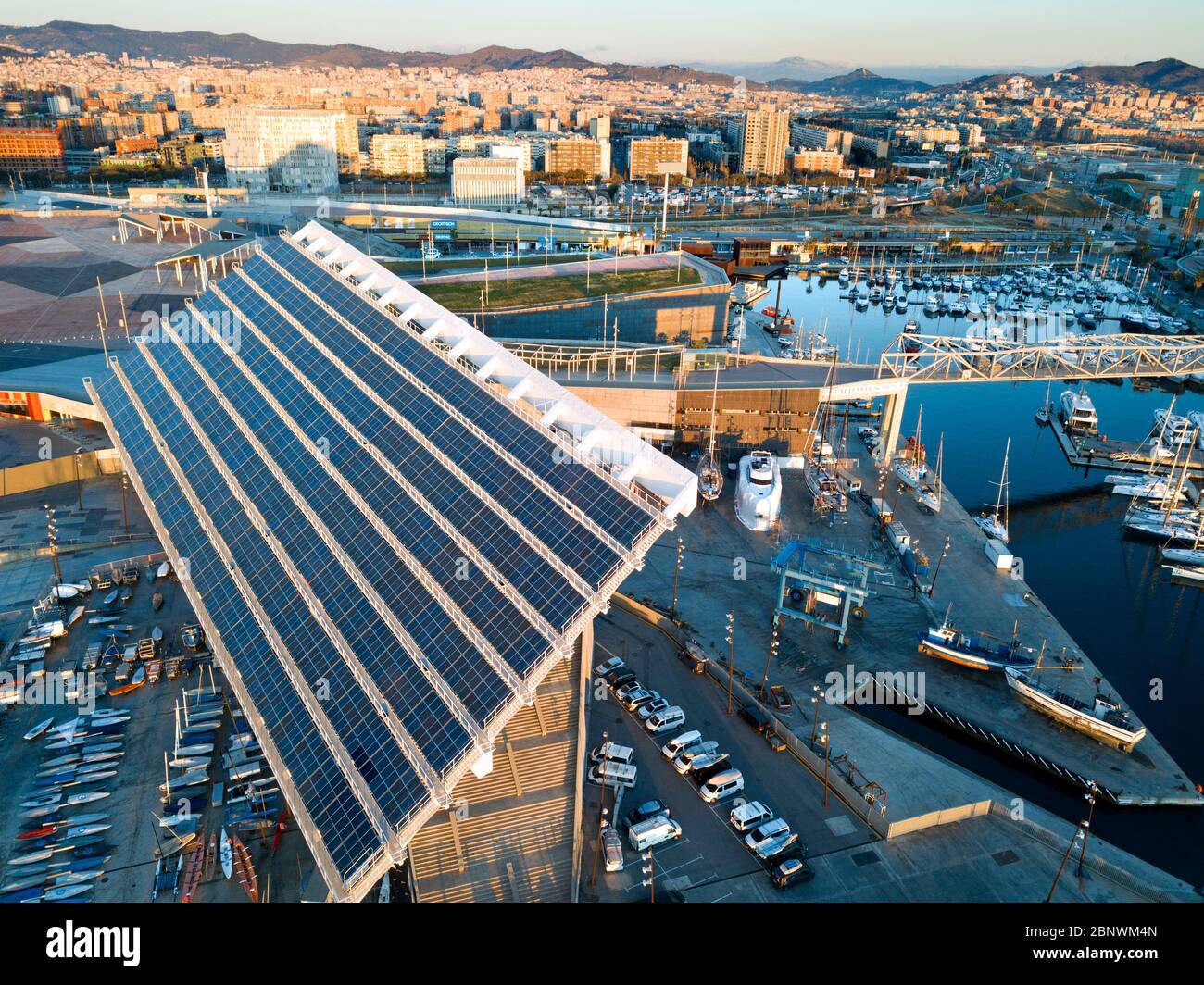 Pergola fotovoltaica, Diagonal Mar, Lungomare, vista aerea Barcellona Catalogna Spagna. Il progetto complessivo è stato realizzato da Jose Antonio Martinez Lapena Foto Stock