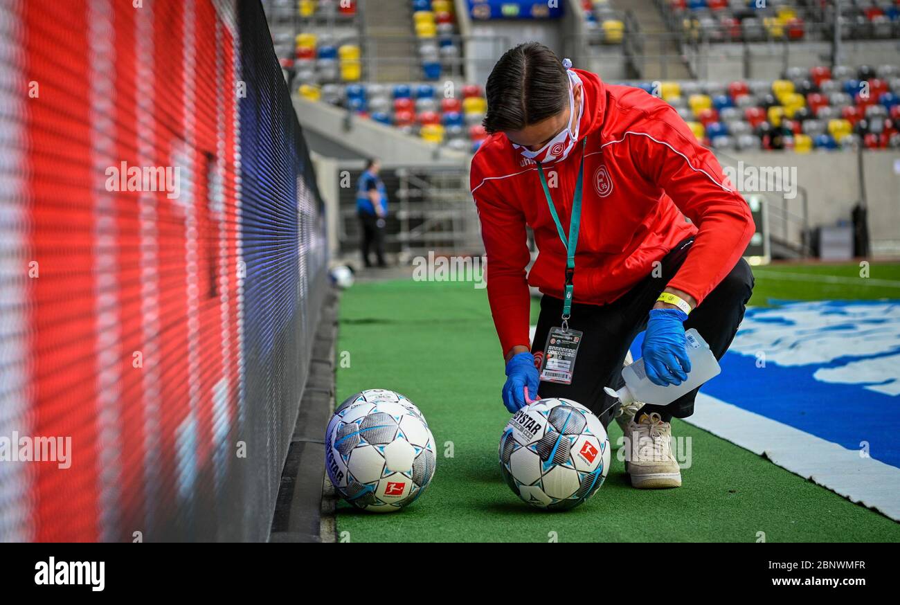 I palloni da calcio vengono disinfettati durante la partita di calcio della Bundesliga tra Duesseldorf e Paderborn nella Merkur Spiel-Arena, Duesseldorf, Germania. Foto Stock
