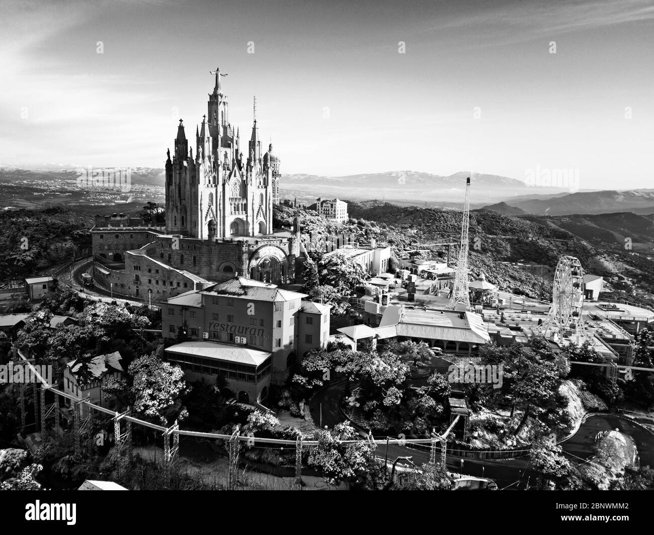 Collserola montagna Tibidabo parco divertimenti e il tempio Epiatorio del Sacro cuore vista aerea Barcellona Catalogna Spagna Foto Stock