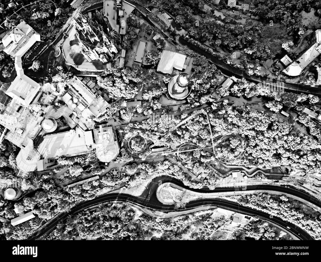 Collserola montagna Tibidabo parco divertimenti e il tempio Epiatorio del Sacro cuore vista aerea Barcellona Catalogna Spagna Foto Stock