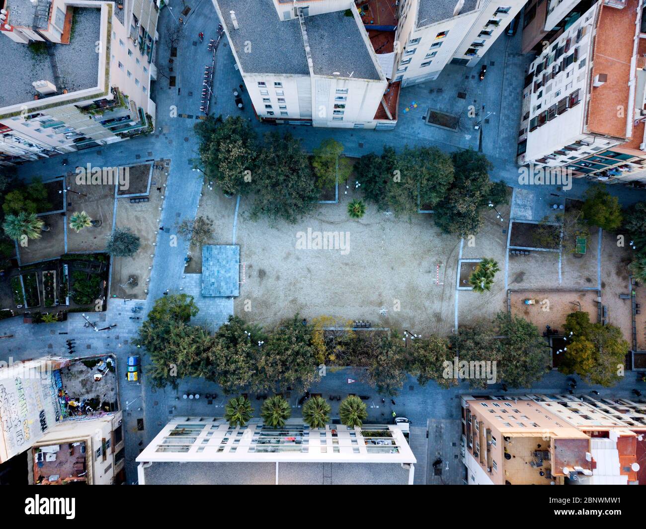 Campo di calcio in Jardins forat de la vergonya raval quartiere vista aerea Barcellona Catalogna Spagna il giardino del buco è iniziato nel 2000 da un Foto Stock