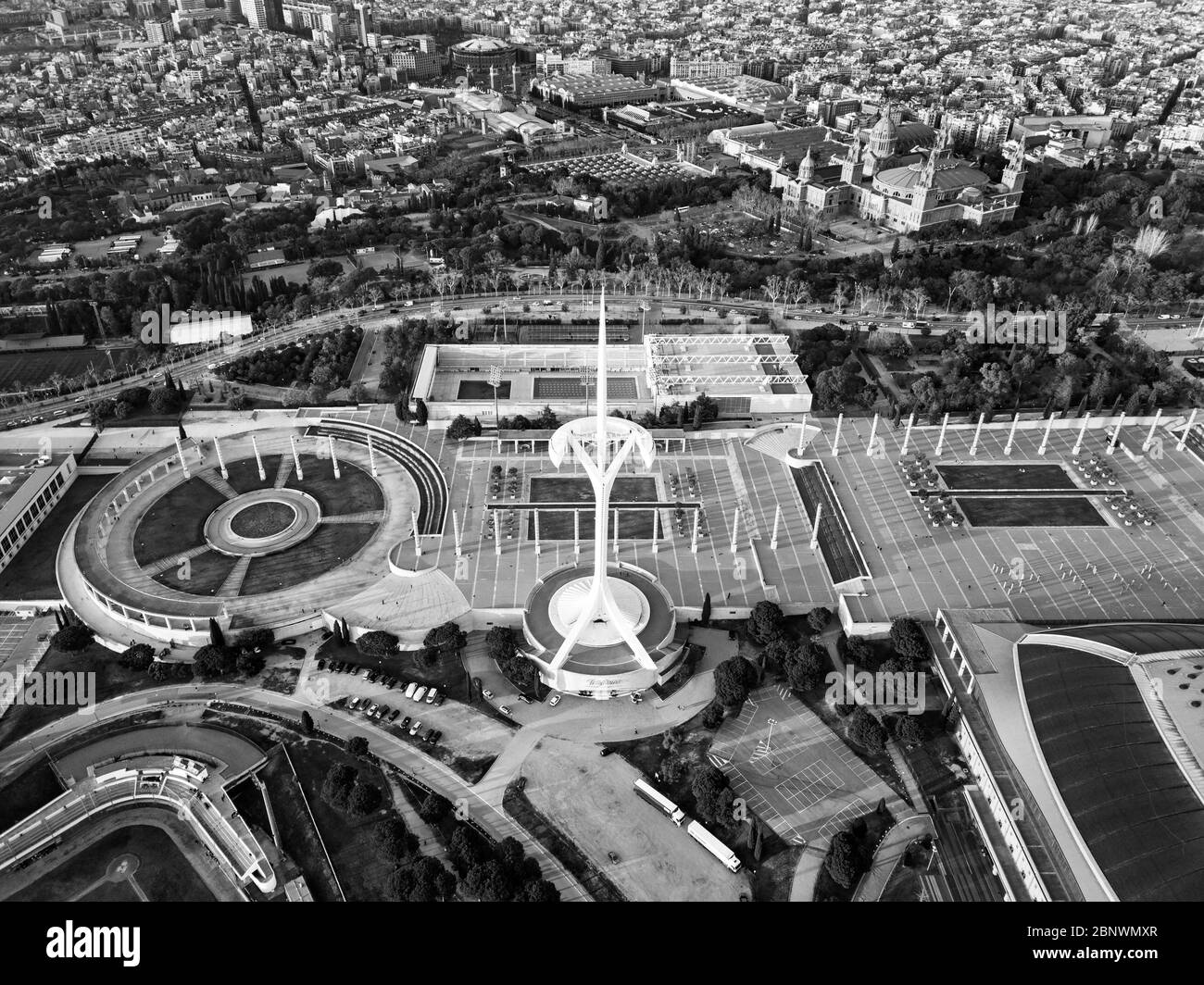 Vista aerea dell'anello Olimpico o dell'Anella Olímpica e del Palau Sant Jordi Estadi Olímpic e della Torre delle Comunicazioni di Montjuïc. Giochi Olimpici 1992 Barcellona Catalo Foto Stock
