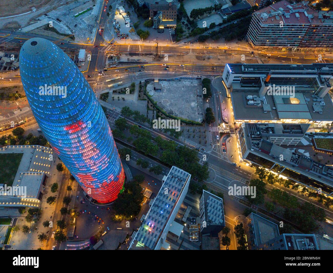 Vista aerea notturna del grattacielo di Torre Agbar progettato dall'architetto francese Jean Nouvel, Barcellona, Catalogna, Spagna. L'edificio più alto della città Foto Stock