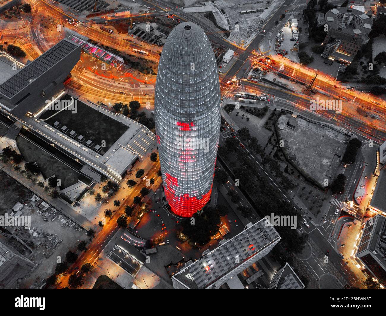 Vista aerea notturna del grattacielo di Torre Agbar progettato dall'architetto francese Jean Nouvel, Barcellona, Catalogna, Spagna. L'edificio più alto della città Foto Stock