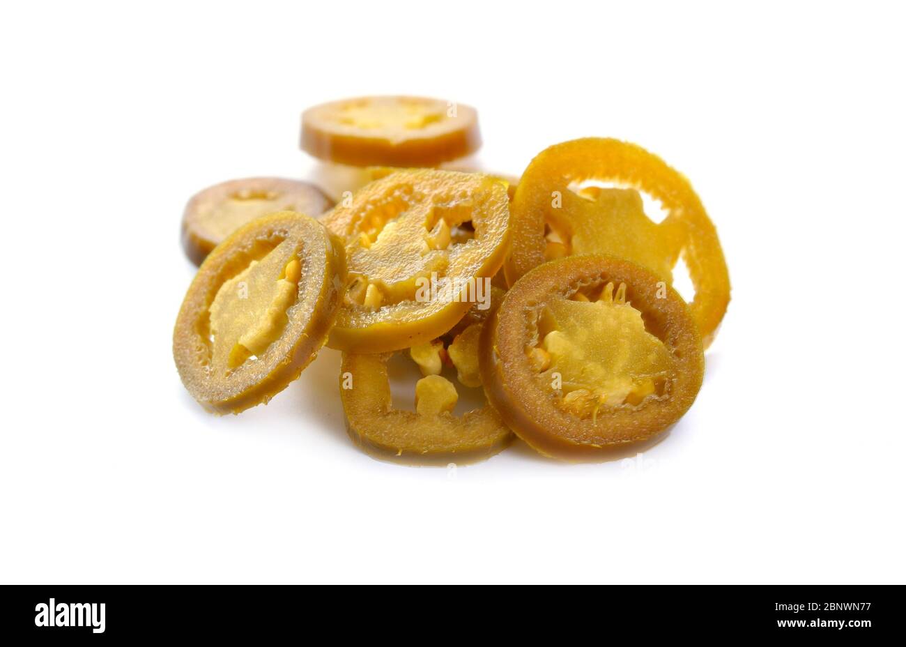 Jalapeno marinato a fette o peperoncino. Isolato su sfondo bianco Foto Stock
