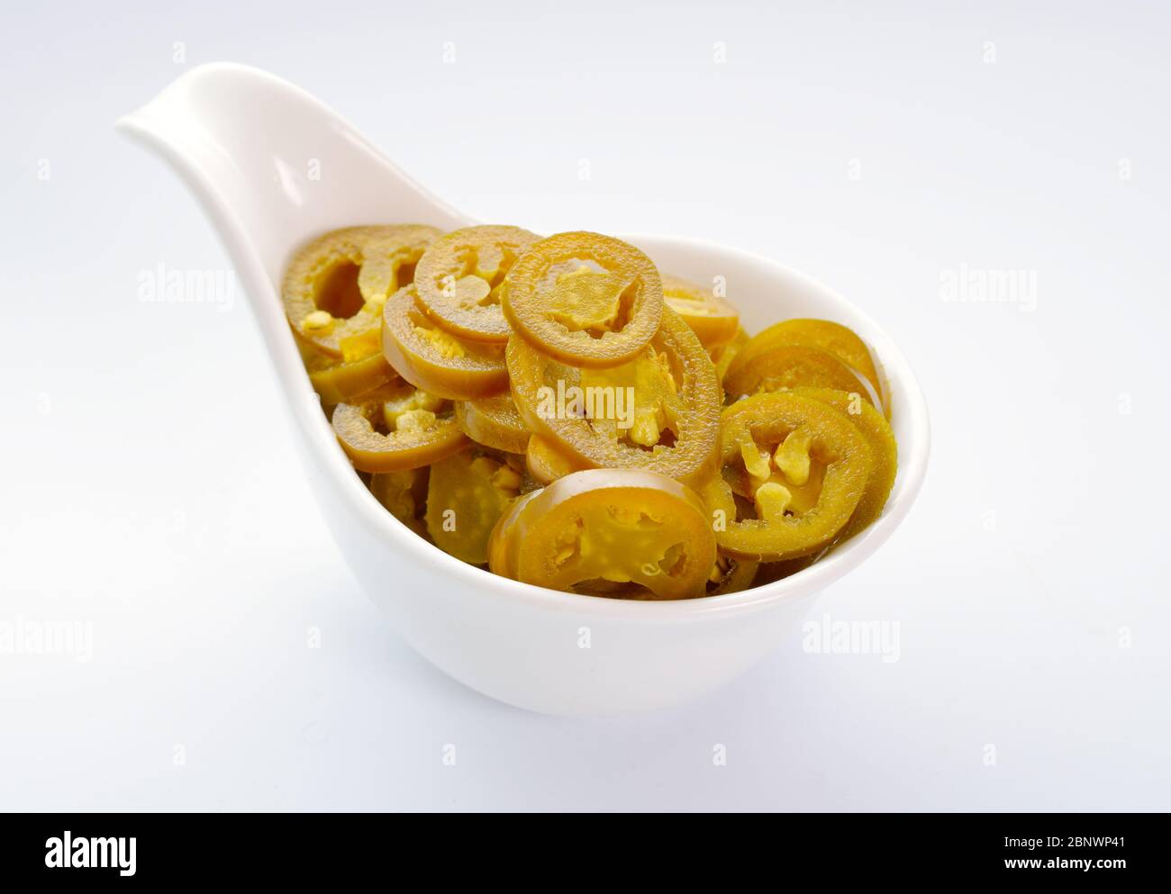 Salapeno o peperoncino a fette. Su sfondo bianco Foto Stock