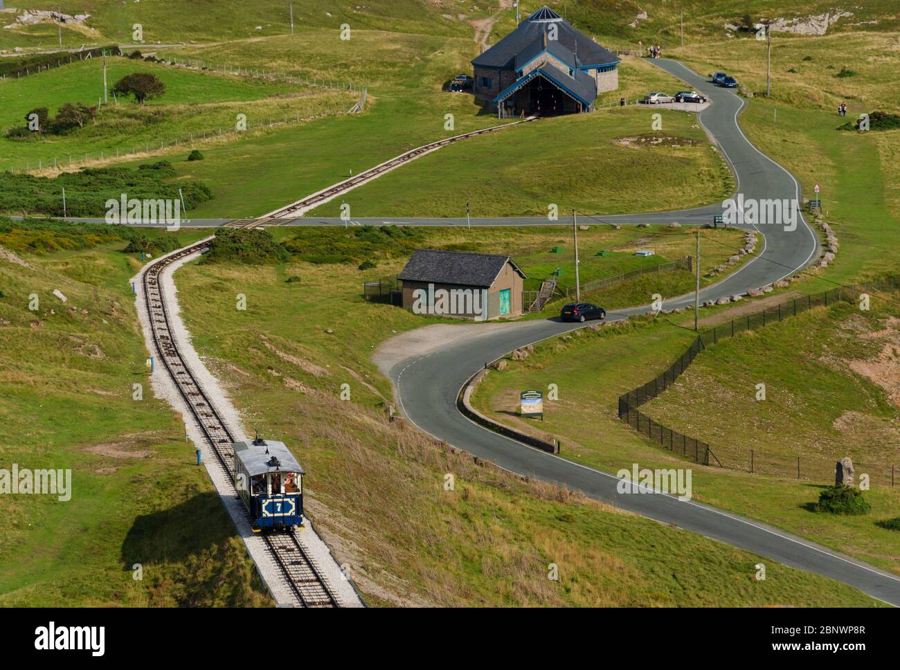 Llandudno, Regno Unito: 27 agosto 2019: Un tram trainato via cavo sale il Grande Orme dalla stazione centrale. Foto Stock
