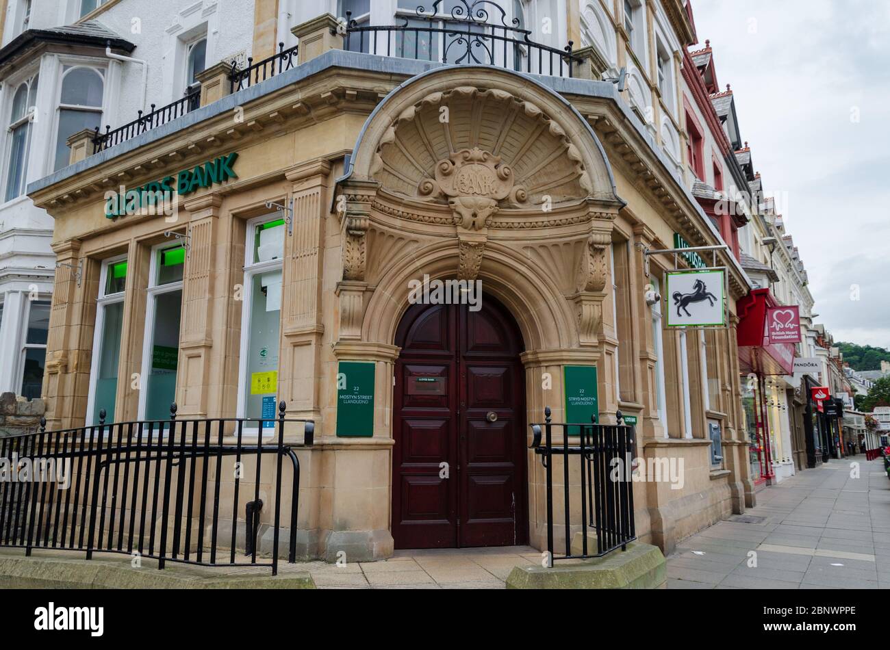 Llandudno, Regno Unito: 27 agosto 2019: La Loyds Bank ha una filiale che si trova all'angolo tra Mostyn Street e Trinity Square. Visto qui fuori op Foto Stock