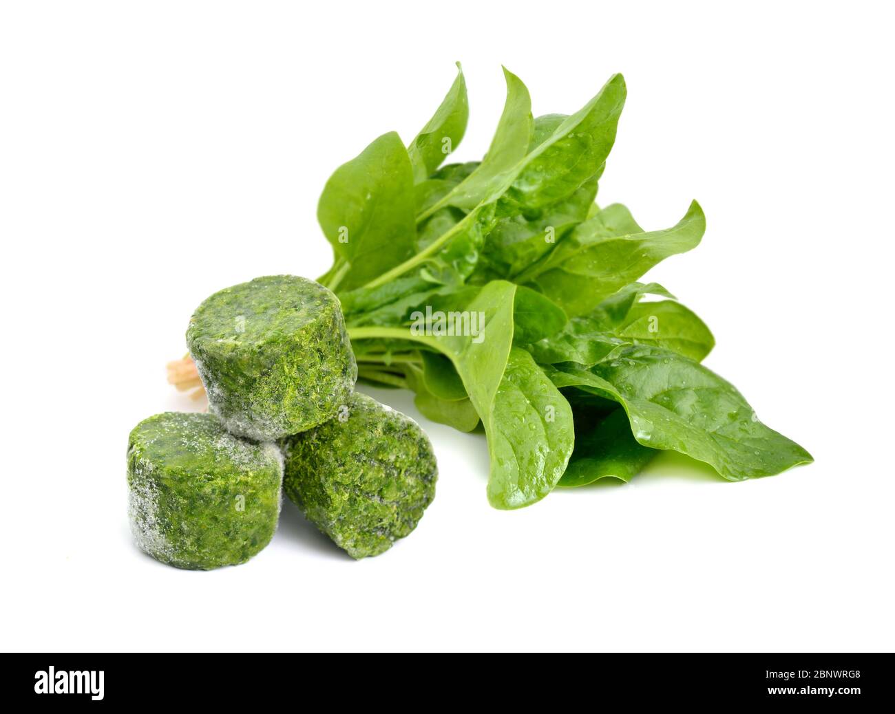 Foglie di spinaci fresche e surgelate. Isolato su sfondo bianco Foto Stock