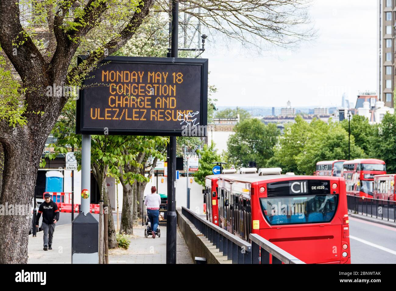 Un promemoria per gli automobilisti londinesi della reintroduzione della carica di congestione e delle zone a bassa e a bassissima emissione lunedì 15 maggio 2020, su un display a matrice di punti presso la A1 Archway Road in direzione sud a Londra, Regno Unito Foto Stock