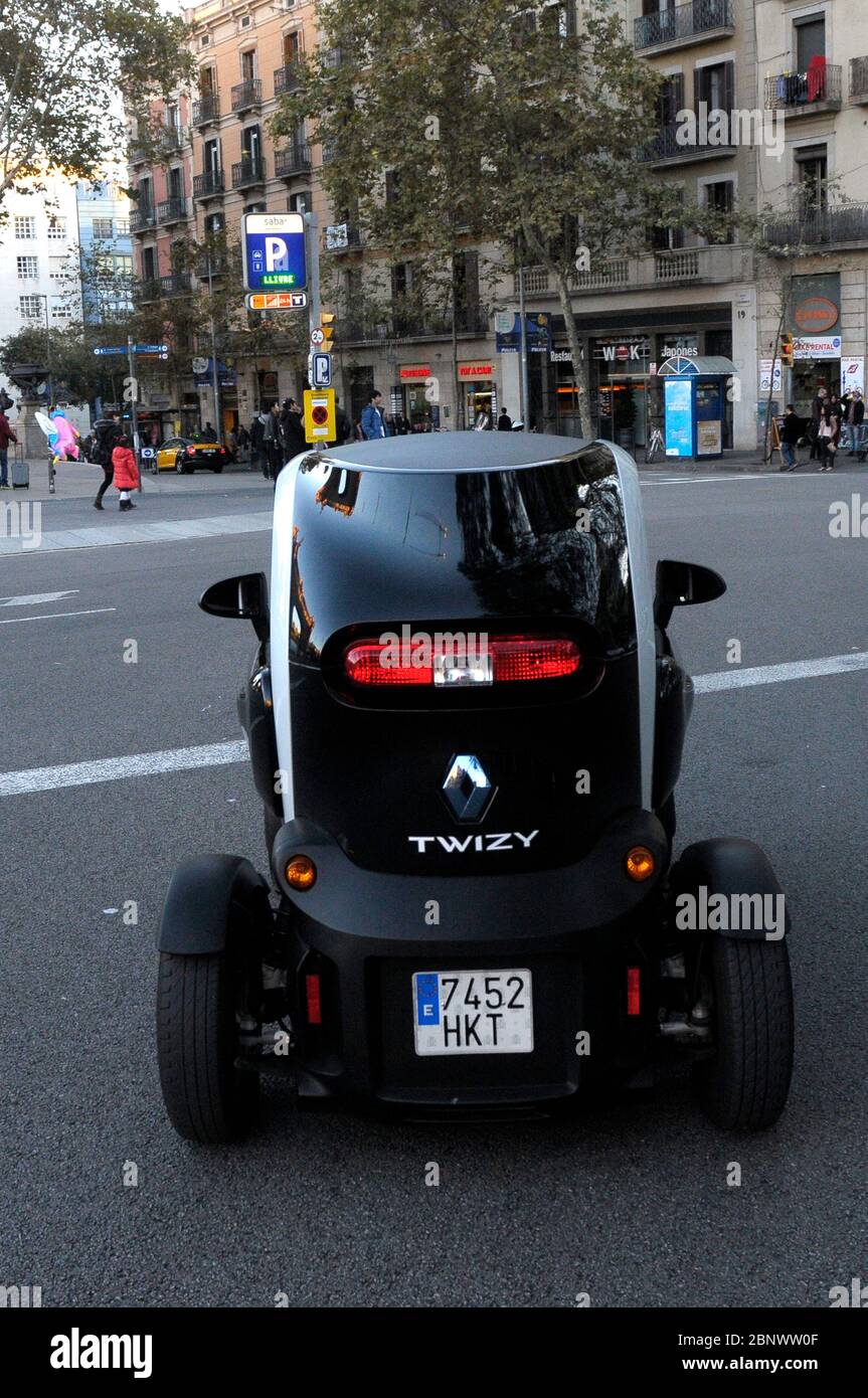 Twizy, Renault, veicoli che circolano nella città di Barcellona Foto Stock