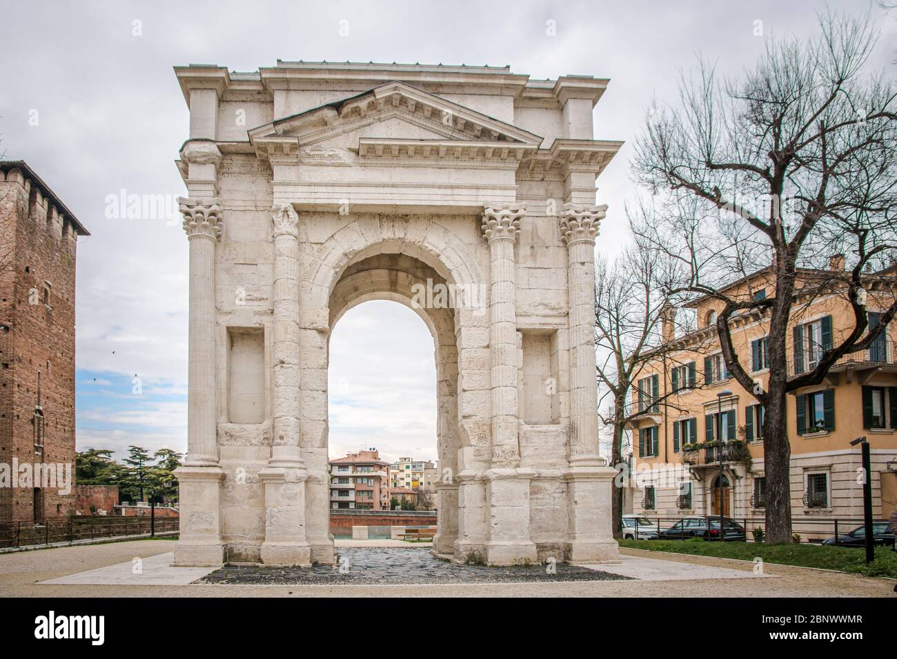 Arco romano dei Gavi in Piazzetta Castelvecchio, Verona, Italia settentrionale. I due fronti principali sono decorati con quattro semi-colori coringi Foto Stock